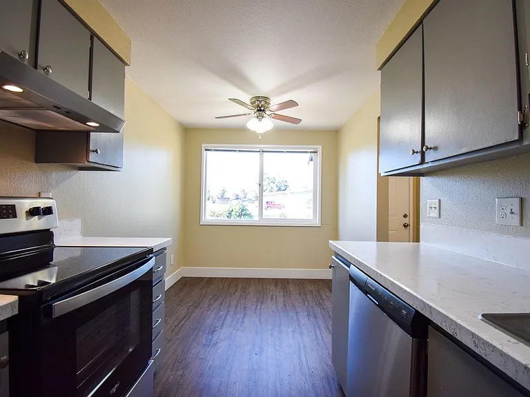 Spacious 2 bedroom 1.5 bath Town house Apartment! — Photo 2