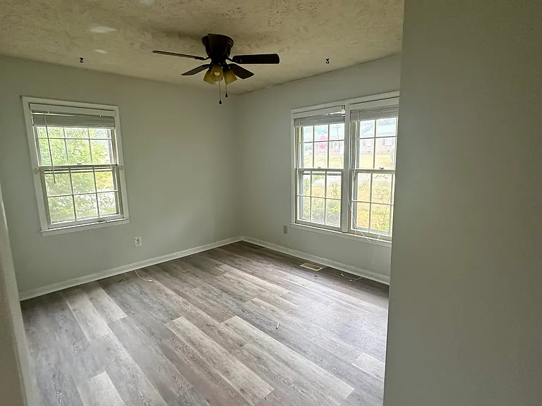 617 E Raynor Dr — Photo 10