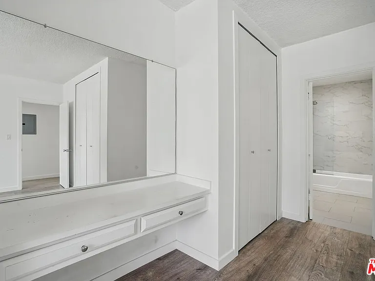 930 3rd St #303 — Photo 24