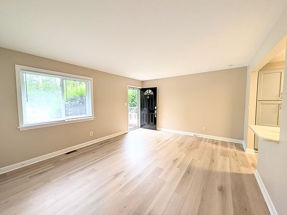 5th image of 3906 Lexington Dr APT B
