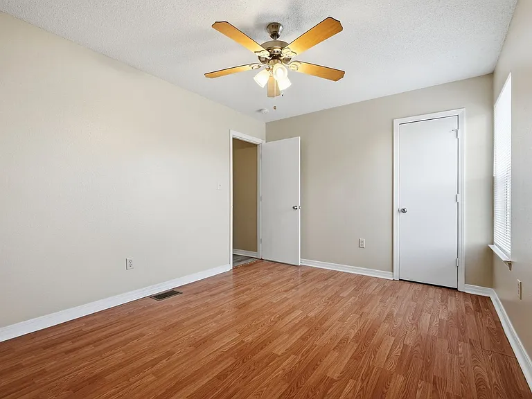 1807 Whispering Oaks Ln — Photo 28