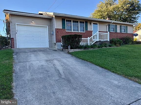 3rd image of 105 Pine Hollow Rd