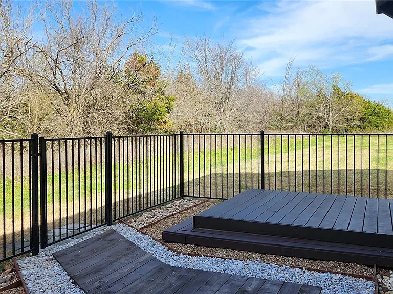 702 Amber Dr — Photo 25