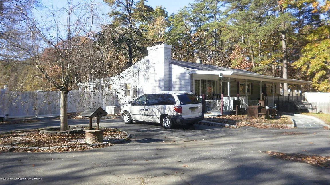 460 Burke Rd photo 1