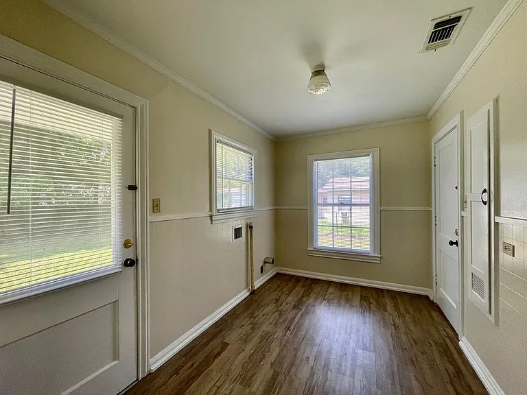 705 Runnels Ave — Photo 6
