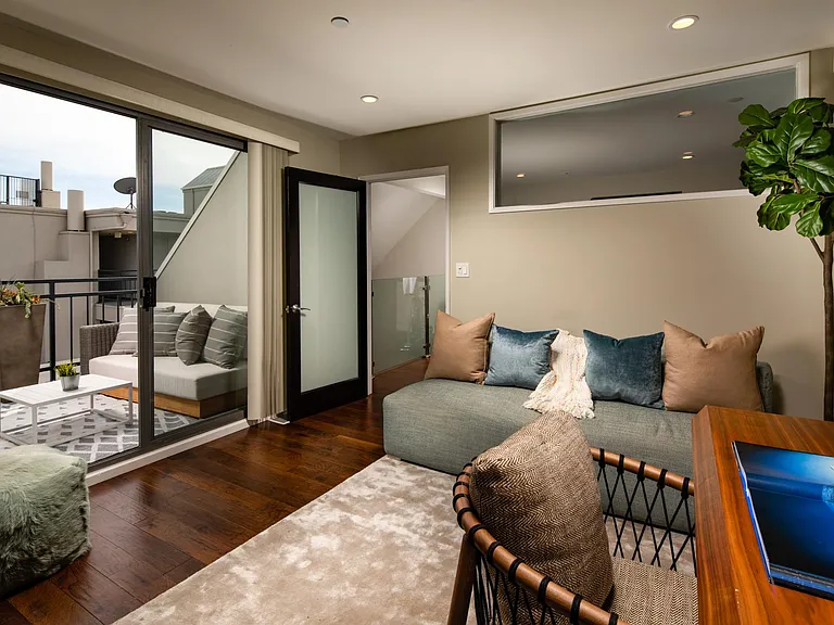 Residences on 3rd Street Promenade — Photo 21