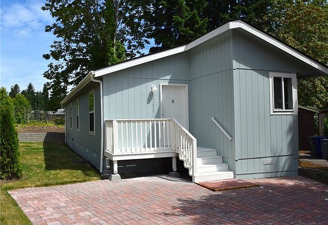 Brand new home 2015 built home in the Hollyhills Community!