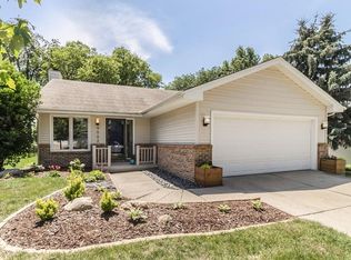 9002 Valdez Dr, Urbandale, IA 50322