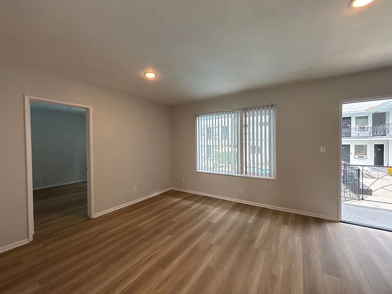 7044 Lanewood Ave — Photo 37