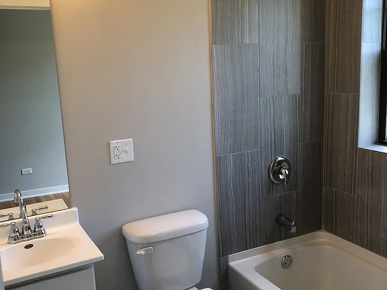 3102-3104 W Sunnyside Ave #3W — Photo 3