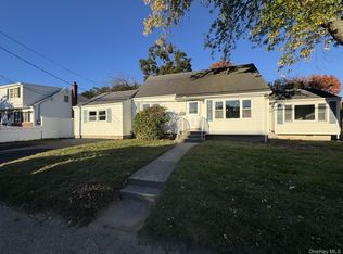454 N Indiana Avenue, Lindenhurst, NY 11757