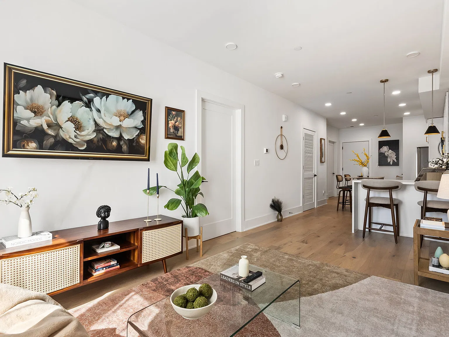 2 bed, 855 sqft, $5,490 — Photo 4