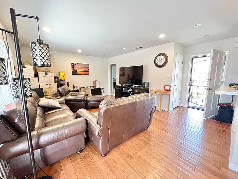 1315 Stevely Ave — Photo 5