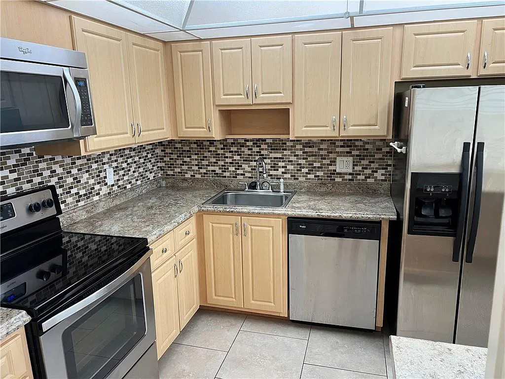 2 bed, 2.0 bath, 1216 sqft, $2,100 — Photo 3