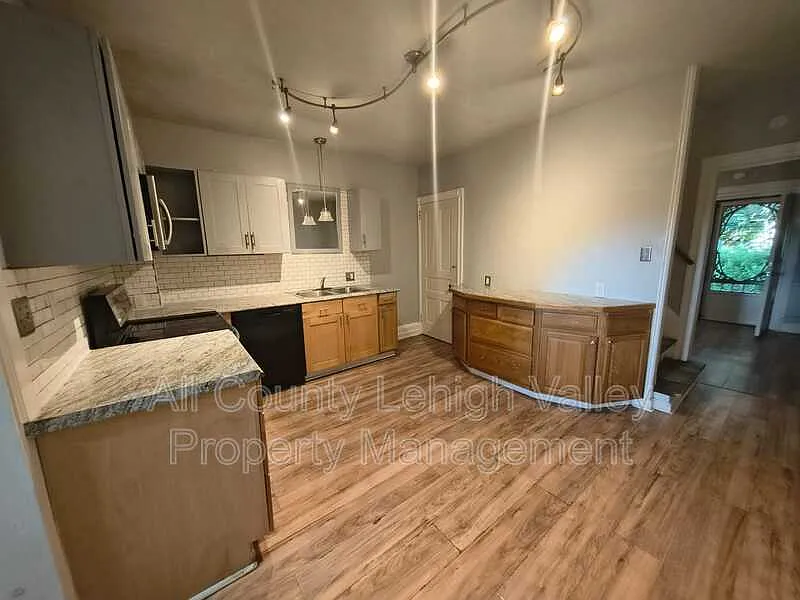 2 bed, 1.5 bath, 780 sqft, $1,595 — Photo 2