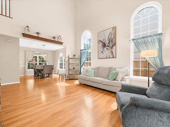 5th image of 8 Cottage Pl