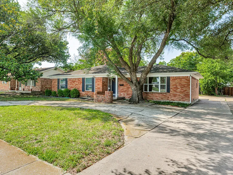 428 E Spring Valley Rd — Photo 2