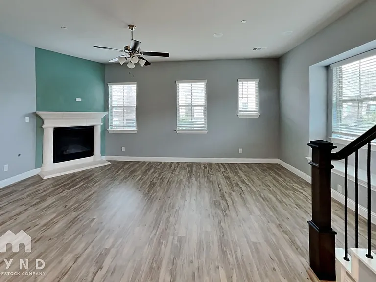 4254 Shavano Dr — Photo 2
