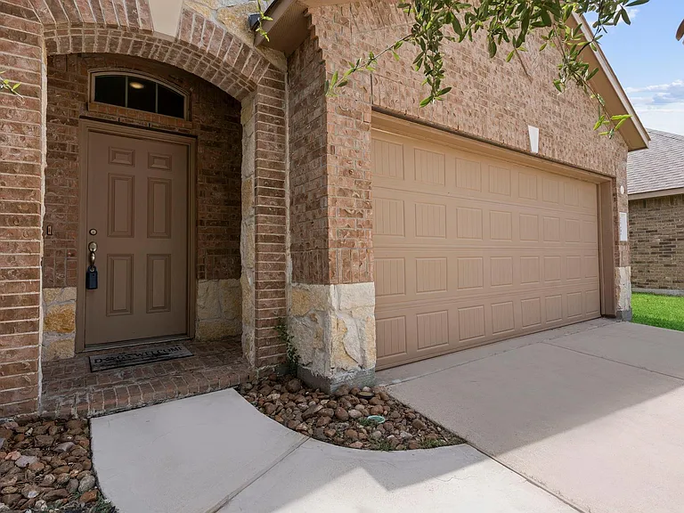 23607 Legano Dr — Photo 4