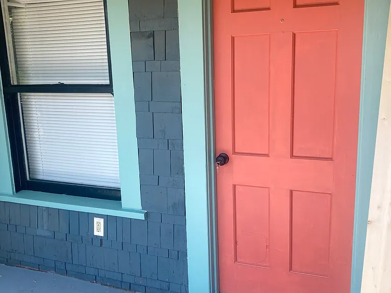 323 W 8th St — Photo 3