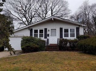 871 Stanley St, West Islip, NY 11795