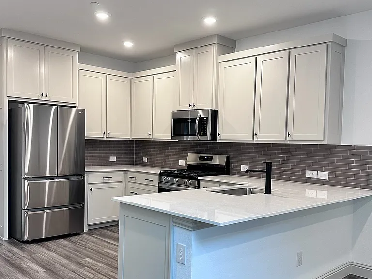 609 Friendswood Dr — Photo 4