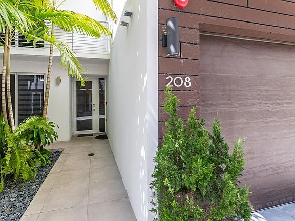 4th image of 700 NE 14th Avenue #208