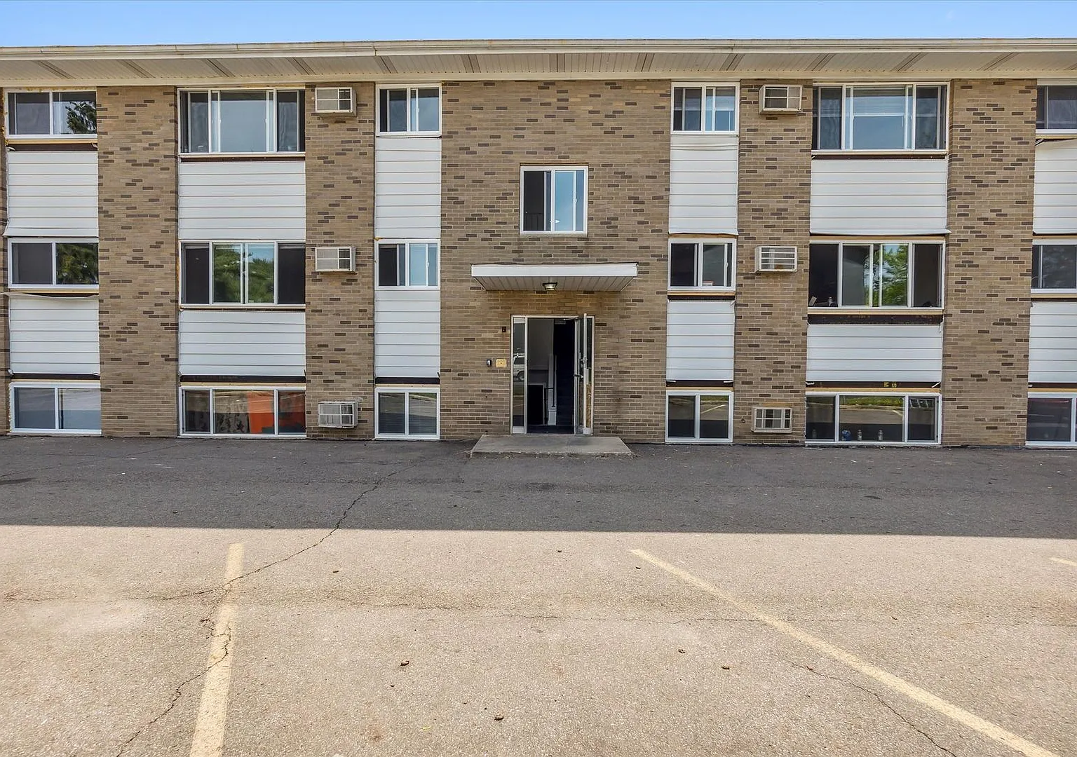Skyline Apartments — Photo 2