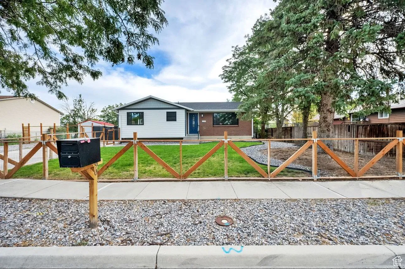 4 bed, 2200 sqft, $2,750 — Photo 2