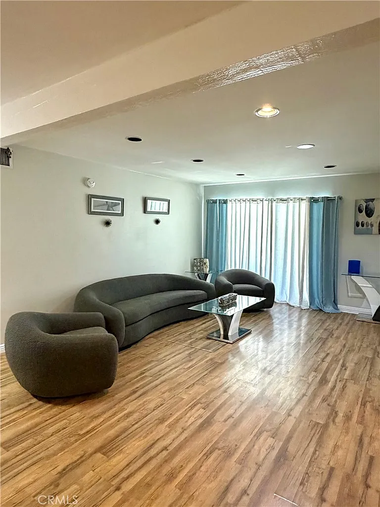 2 bed, 1000 sqft, $2,750 — Photo 1