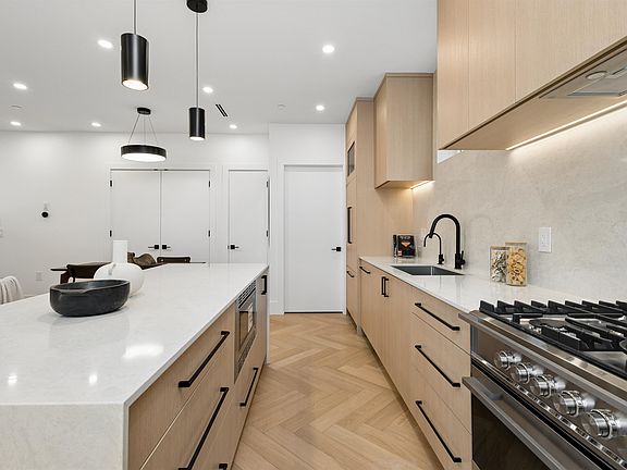 5th image of 3639 E 46th Ave #1