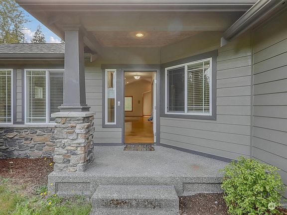 3rd image of 310 201st Avenue NE