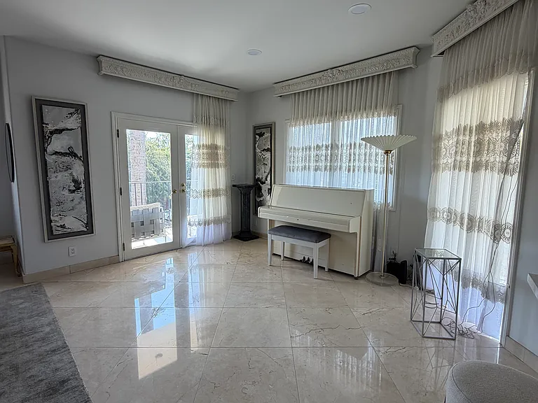 435 Arnaz Dr #200 — Photo 24