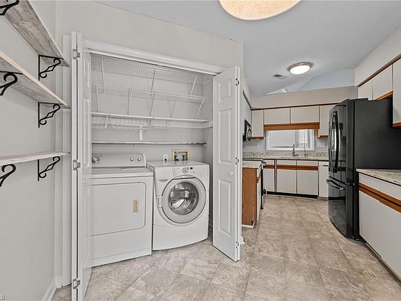 3rd image of 19 Milpond Ln