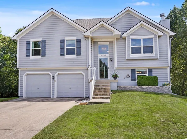 8765 Thompson Dr, De Soto, KS 66018