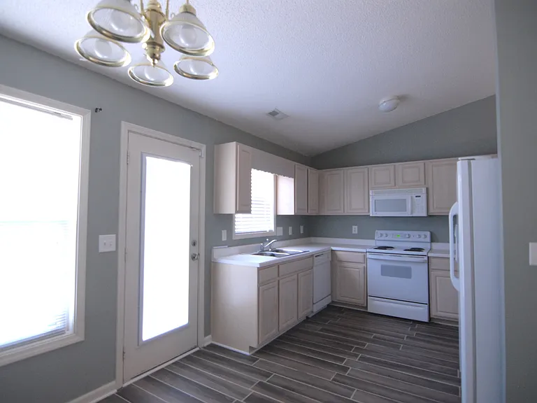 800-32 Remount Ct — Photo 6