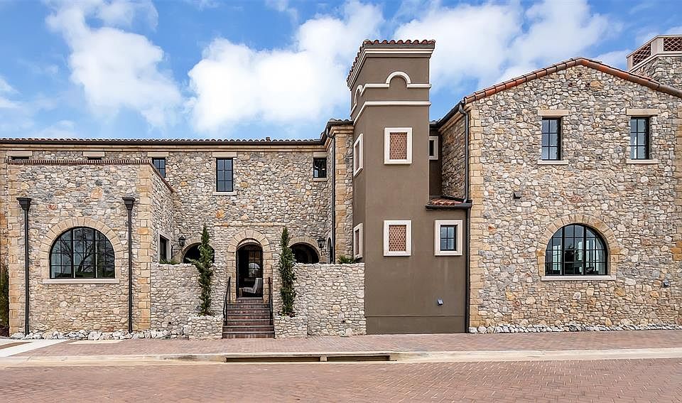 1st image of 2 Comillas