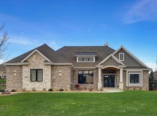 N54W20880 Carters Crossing Cir, Menomonee Falls, WI 53051