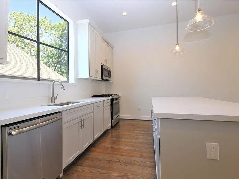 816 W 22nd St — Photo 7