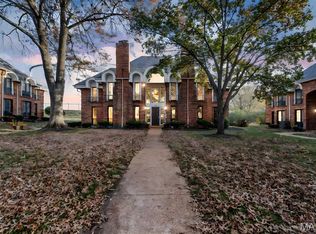 916 Claytonbrook Dr APT 1, Ballwin, MO 63011