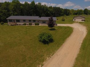 7825 E McBrides Rd, Edmore, MI 48829