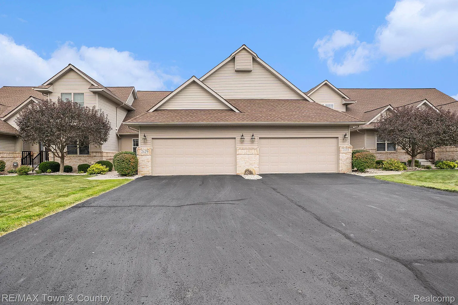 2429 Crossings Cir photo 1