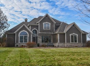 1011 Woods Dr, Hartland, WI 53029