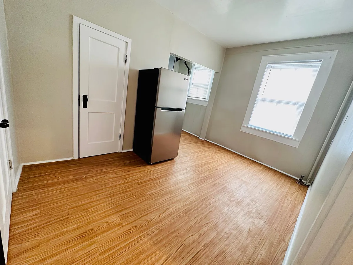 Building Photo - 101 E Benton St #203