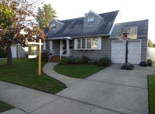 132 E Zoranne Dr, Farmingdale, NY 11735