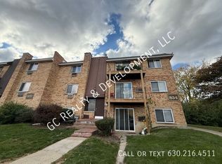 834 W College Blvd APT 201, Addison, IL 60101
