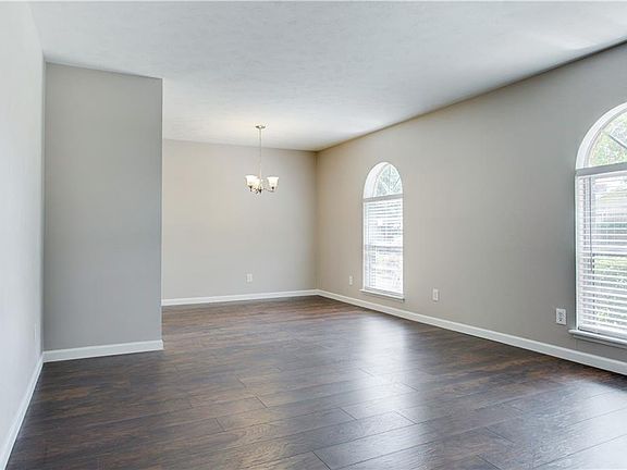 2nd image of 3017 Silverdale Ln