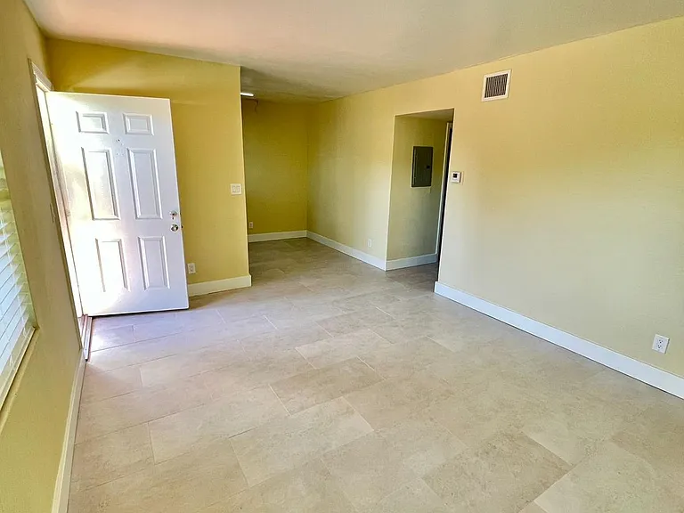 2301 NE 6th Ave #204 — Photo 5