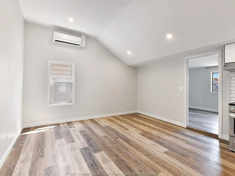 1069 Marentette Ave #UPPER — Photo 7