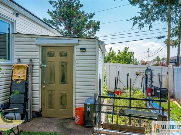 89 Whitman St, Carteret, NJ 07008